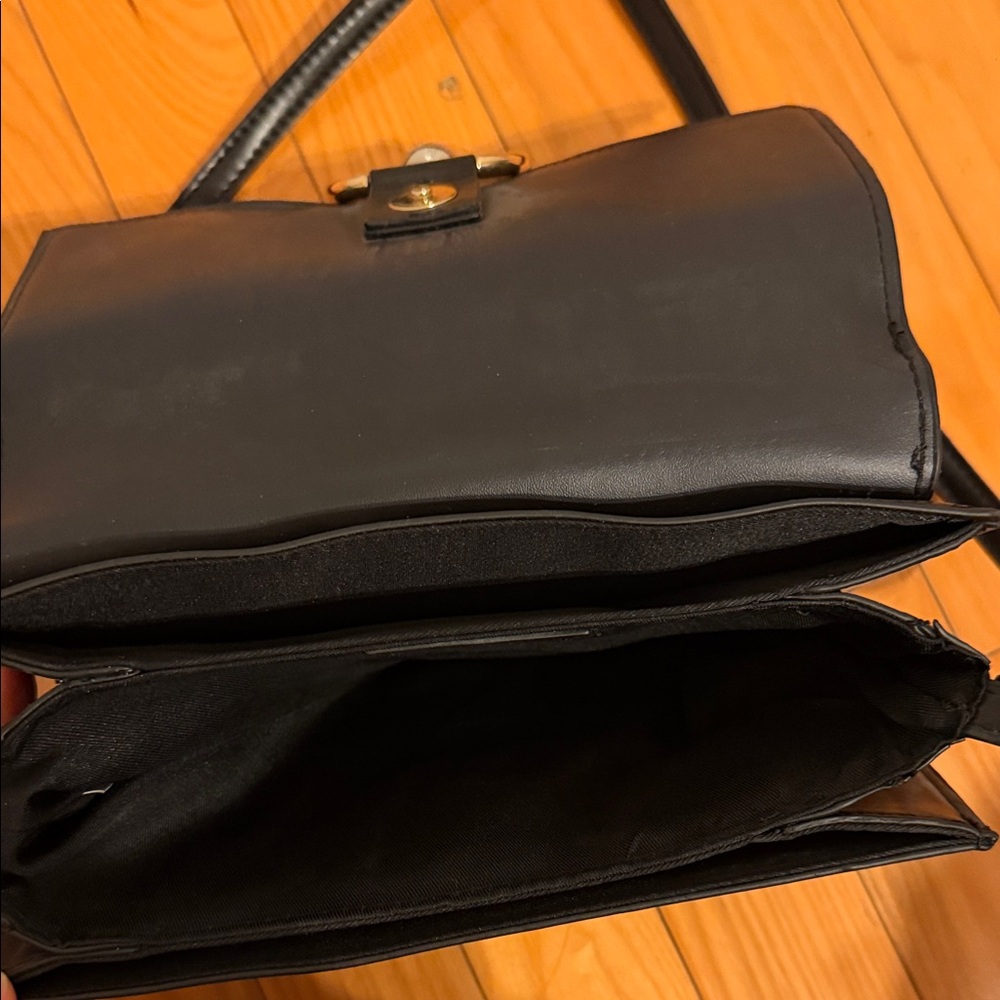 Elegant Black Leather Crossbody Bag - Picture 5 of 6